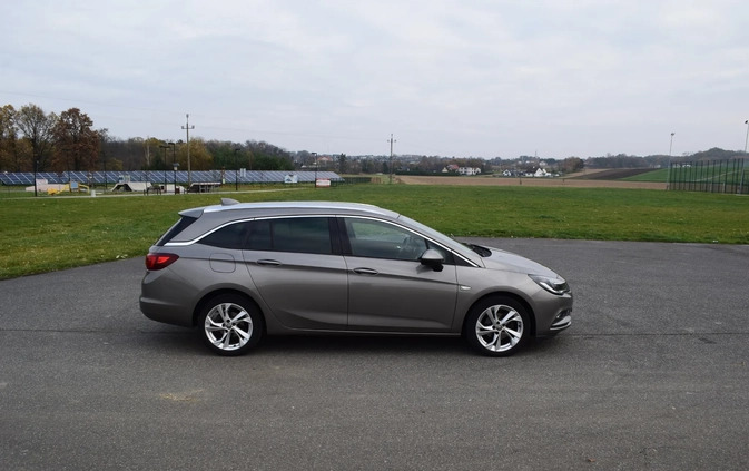 Opel Astra cena 49900 przebieg: 133800, rok produkcji 2017 z Ciechanów małe 172